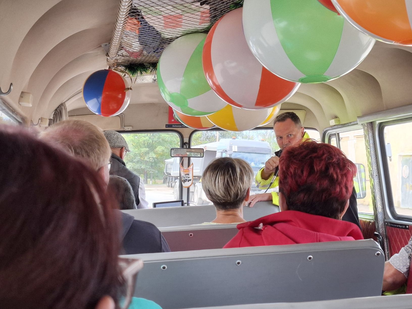 Herr Plügge bei seinen Erklärungen