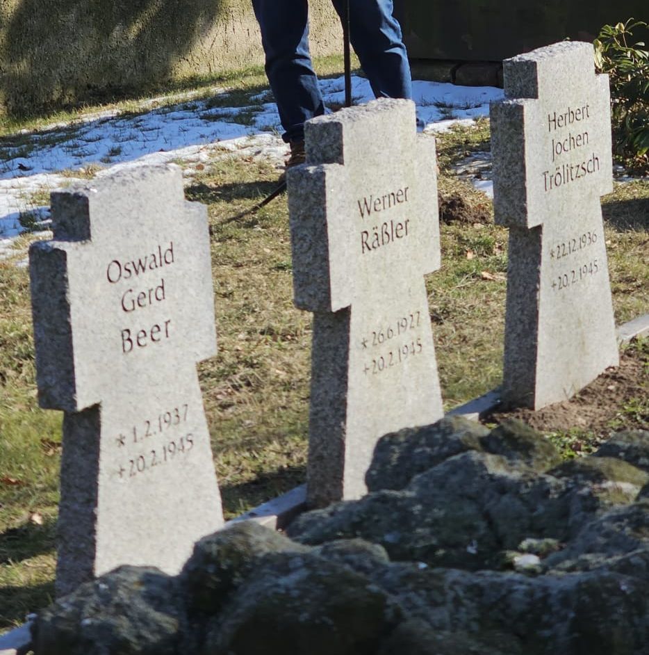 Gräber der Opfer der Bombenabwürfe