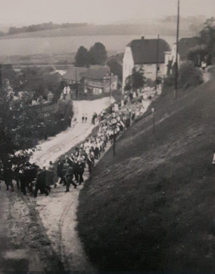 Starkenberg1945: Trauerzug für die Opfer am Fleischerberg